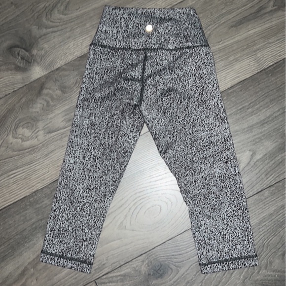 Lululemon Wunder Under Hi-Rise Size 4 with a 17" Inseam Crackle Jaquard - Picture 8 of 16